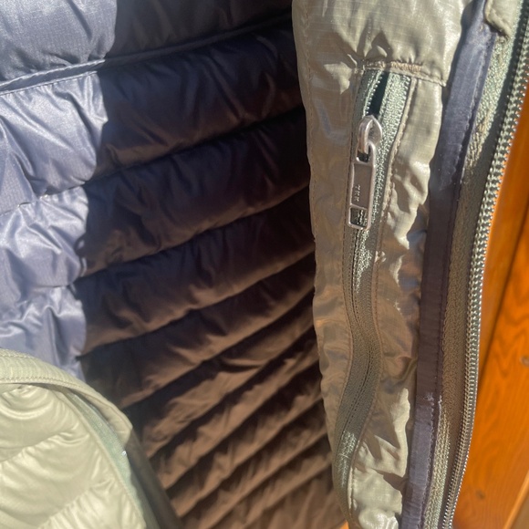 EUC Patagonia Men’s Down Sweater Puffer Vest (Green/Black) Size: Large - Picture 7 of 9